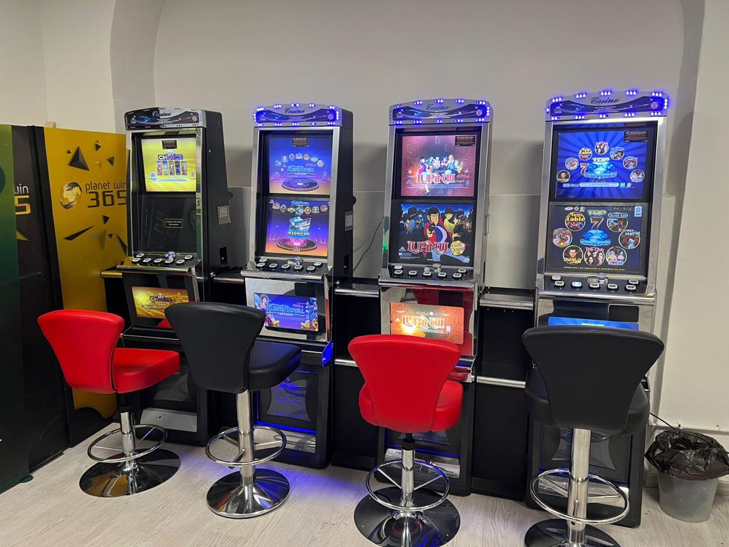 Cod.9889 - In vendita Sala Giochi Slot Machines